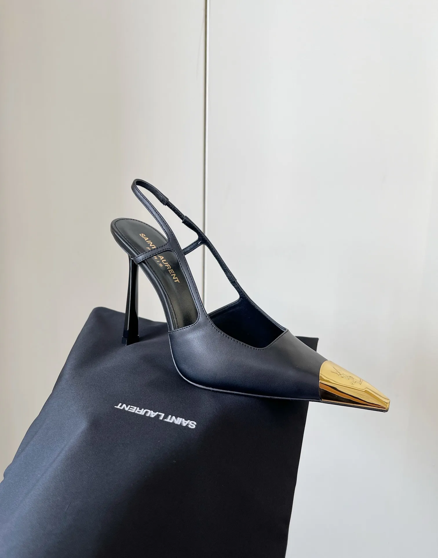 👟👟Ex-factory price 560👟👟 YSL Yves Saint Laurent's latest gold iron-toe logo small square toe high-heeled shoes ✔️ New products are available at the counter at the same time. Major celebrities and Internet celebrities have stepped on their feet. The style is fashionable and versatile, simple and high-end, and the elegance is achieved to the extreme. The feet are full of goddess style! Upper: Imported calfskin Lining: Imported sheepskin Heel height: 10.5 Outsole: Genuine leather outsole Size: 35-39 (custom-made in 40 units, non-refundable)
